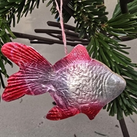 røde-finner-hale-sølvfarvet-fisk-pap-gammel-juletræspynt-Rusland